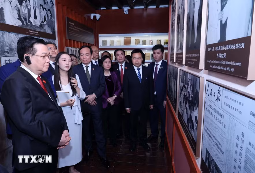 Chủ tịch Quốc hội Vương Đình Huệ tham quan Khu di tích lịch sử Chủ tịch Hồ Chí Minh tại thành phố Côn Minh. Ảnh: TTXVN.
