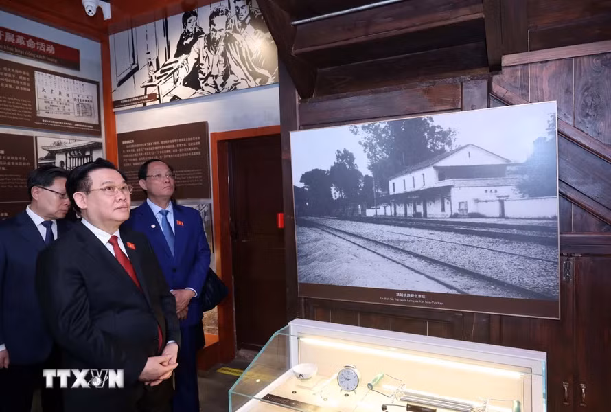 Chủ tịch Quốc hội Vương Đình Huệ tham quan Khu di tích lịch sử Chủ tịch Hồ Chí Minh tại thành phố Côn Minh. Ảnh: TTXVN.