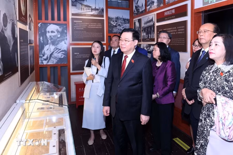 Chủ tịch Quốc hội Vương Đình Huệ tham quan Khu di tích lịch sử Chủ tịch Hồ Chí Minh tại thành phố Côn Minh. Ảnh: TTXVN.
