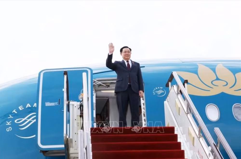 Chủ tịch Quốc hội Vương Đình Huệ đến Sân bay quốc tế Trường Thủy Côn Minh. (Ảnh: TTXVN)