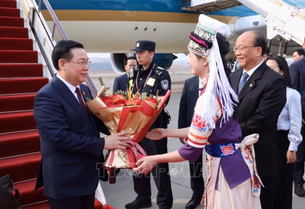 Thiếu nữ tỉnh Vân Nam tặng hoa chào đón Chủ tịch Quốc hội Vương Đình Huệ và Đoàn đại biểu cấp cao Việt Nam tại Sân bay quốc tế Trường Thủy Côn Minh. (Ảnh: TTXVN) Thiếu nữ tỉnh Vân Nam tặng hoa chào đón Chủ tịch Quốc hội Vương Đình Huệ và Đoàn đại biểu cấp cao Việt Nam tại Sân bay quốc tế Trường Thủy Côn Minh. (Ảnh: TTXVN)