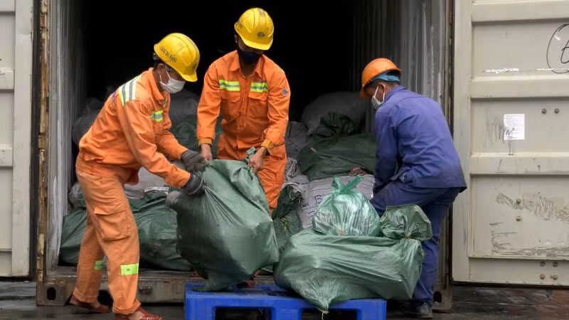 Vận chuyển tang vật đi tiêu hủy.