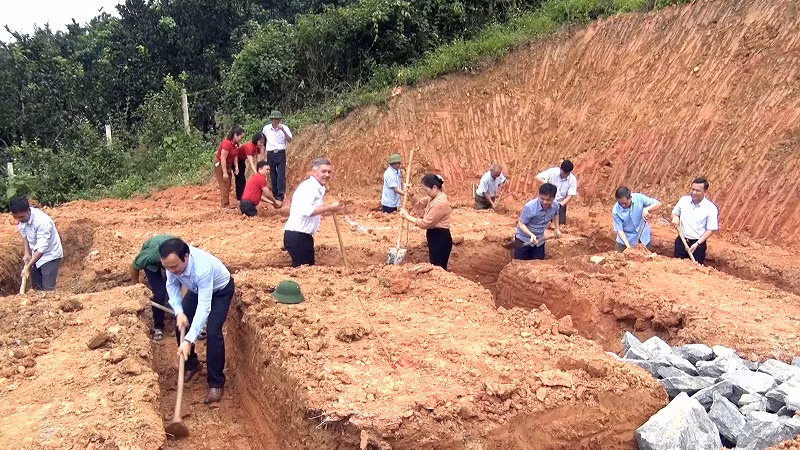 Hoạt động “ba cùng” của các cấp ủy, chính quyền đã hỗ trợ công lao động, giúp hộ nghèo giảm được chi phí xây dựng nhà ở. Hoạt động “ba cùng” của các cấp ủy, chính quyền đã hỗ trợ công lao động, giúp hộ nghèo giảm được chi phí xây dựng nhà ở.