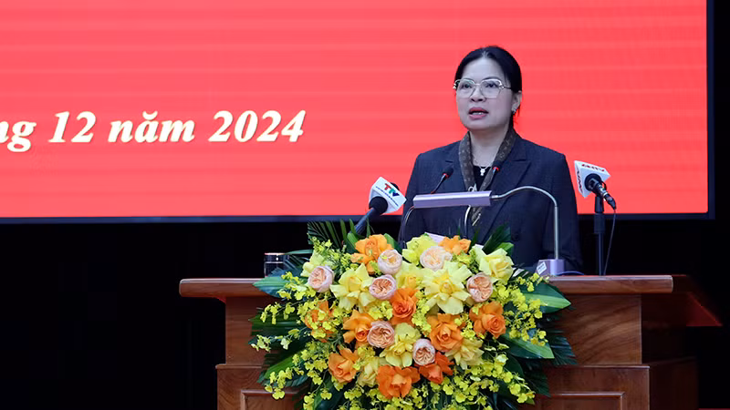 Đồng chí Hà Thị Nga, Bí thư Tỉnh ủy Tuyên Quang phát biểu tại hội nghị. Đồng chí Hà Thị Nga, Bí thư Tỉnh ủy Tuyên Quang phát biểu tại hội nghị.