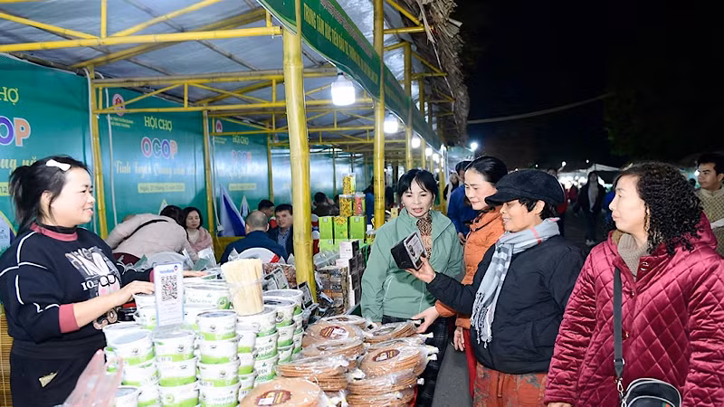 Người dân và du khách chọn mua sản phẩm OCOP tại hội chợ. Người dân và du khách chọn mua sản phẩm OCOP tại hội chợ.