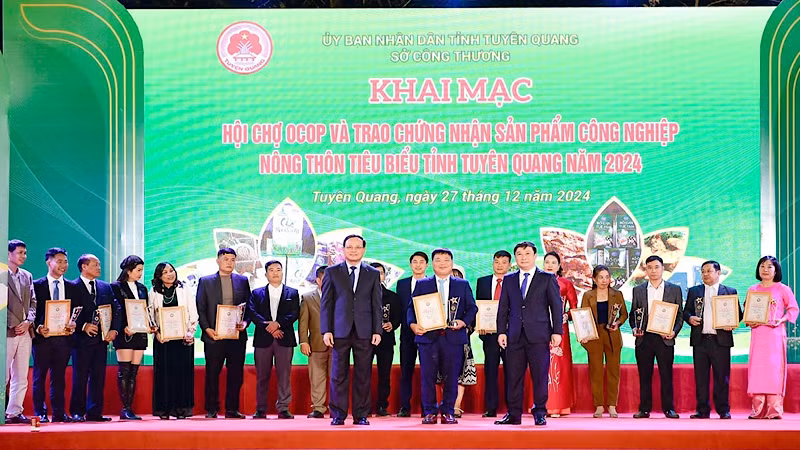 Lãnh đạo tỉnh Tuyên Quang trao chứng nhận sản sản phẩm công nghiệp nông thôn tiêu biểu tỉnh Tuyên Quang năm 2024 cho các đơn vị. Lãnh đạo tỉnh Tuyên Quang trao chứng nhận sản sản phẩm công nghiệp nông thôn tiêu biểu tỉnh Tuyên Quang năm 2024 cho các đơn vị.