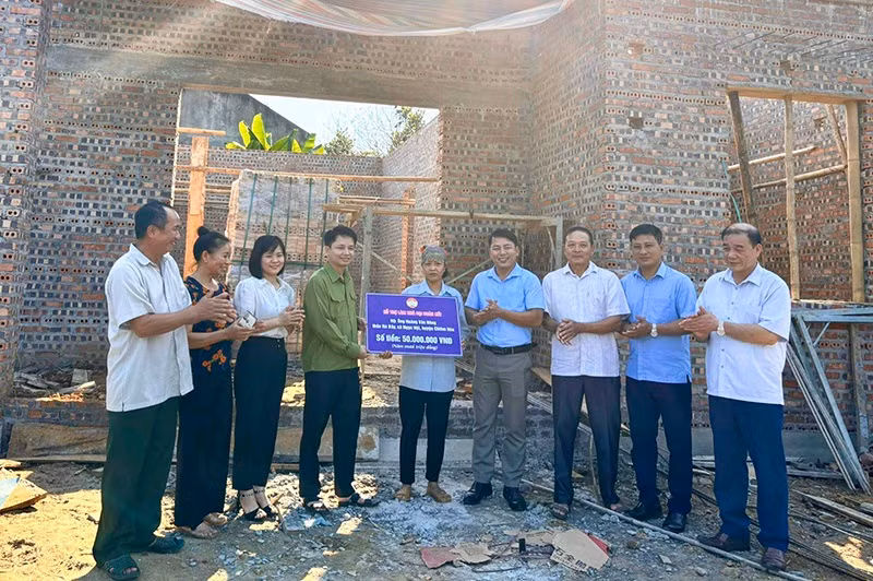 Phó Chủ tịch Ủy ban Mặt trận Tổ quốc tỉnh Lê Ngọc Tân trao hỗ trợ kinh phí cho hộ nghèo làm nhà ở tại xã Ngọc Hội, huyện Chiêm Hóa. Phó Chủ tịch Ủy ban Mặt trận Tổ quốc tỉnh Lê Ngọc Tân trao hỗ trợ kinh phí cho hộ nghèo làm nhà ở tại xã Ngọc Hội, huyện Chiêm Hóa.