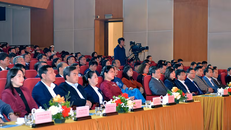 Các đại biểu tham dự chương trình. Các đại biểu tham dự chương trình.