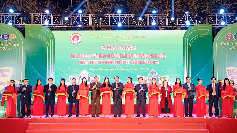 Đại biểu cắt băng khai mạc hội chợ.
