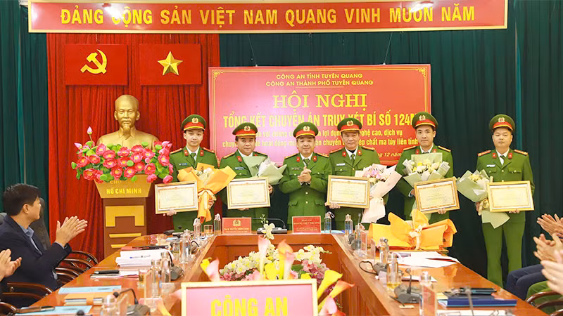 Đại tá Nguyễn Thành Chung, Phó Giám đốc Công an tỉnh Tuyên Quang trao Bằng khen của Bộ trưởng Công an cho các tập thể, cá nhân có thành tích xuất sắc đột xuất trong đấu tranh chuyên án 124M.