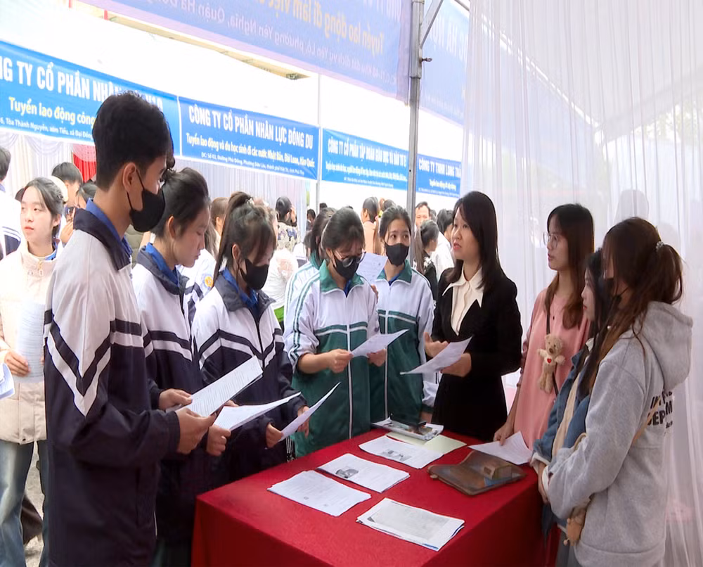 Tư vấn giới thiệu việc làm cho học sinh tại các xã Đại Phú và Thiện Kế. Tư vấn giới thiệu việc làm cho học sinh tại các xã Đại Phú và Thiện Kế.