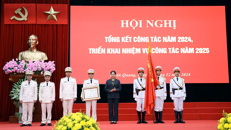 Thừa ủy quyền của Chủ tịch nước, đồng chí Hà Thị Nga, Bí thư Tỉnh ủy Tuyên Quang trao Huân chương Chiến công hạng Ba cho Phòng Cảnh sát điều tra tội phạm về tham nhũng, kinh tế, buôn lậu, môi trường, Công an tỉnh. Thừa ủy quyền của Chủ tịch nước, đồng chí Hà Thị Nga, Bí thư Tỉnh ủy Tuyên Quang trao Huân chương Chiến công hạng Ba cho Phòng Cảnh sát điều tra tội phạm về tham nhũng, kinh tế, buôn lậu, môi trường, Công an tỉnh.