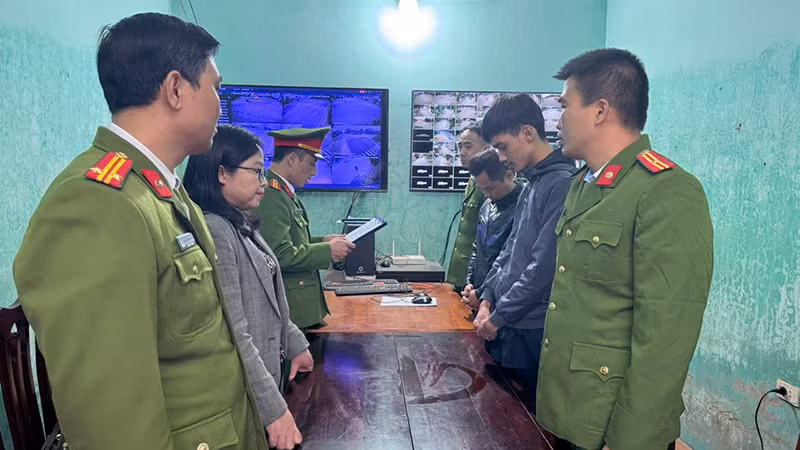 Cơ quan Cảnh sát điều tra Công an tỉnh Tuyên Quang công bố Quyết định khởi tố bị can và Lệnh bắt để tạm giam đối với Nguyễn Đức Hoàn và Võ Thành Đạt.