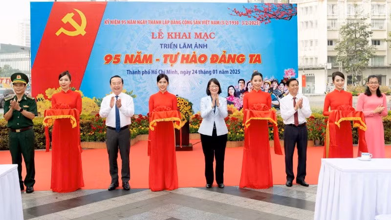 Khai mạc triển lãm ảnh 95 năm tự hào Đảng ta tại công viên Lam Sơn. Khai mạc triển lãm ảnh 95 năm tự hào Đảng ta tại công viên Lam Sơn.