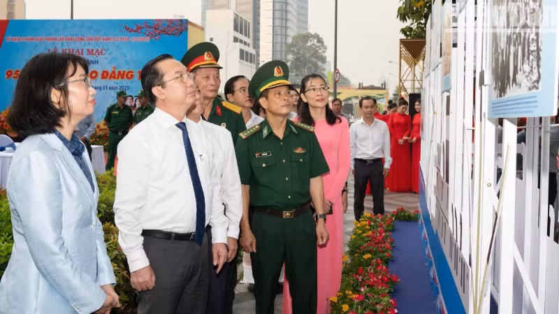 Các đại biểu, khách mời tham quan triển lãm giới thiệu 90 hình ảnh với chủ đề “95 năm - Tự hào Đảng ta”.