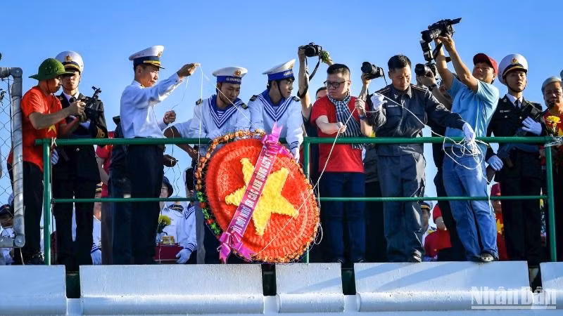 Đoàn công tác thực hiện nghi lễ tưởng niệm 64 cán bộ chiến sĩ đã anh dũng hy sinh vì sự nghiệp bảo vệ chủ quyền biển đảo thiêng liêng của Tổ quốc. (Ảnh: TRẦN THÀNH ĐẠT)