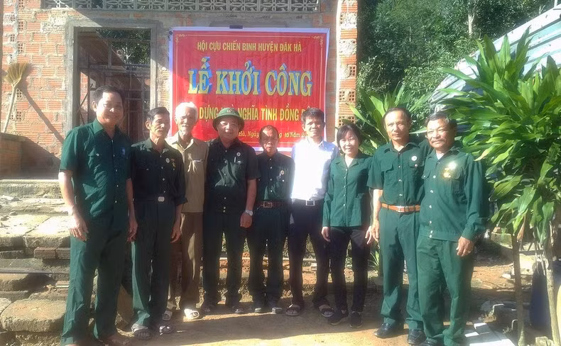 Ảnh minh họa: Hội Cựu chiến binh huyện Đắk Hà, tỉnh Kon Tum trao nhà nghĩa tình đồng đội.