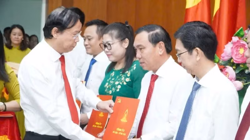 Chủ tịch Ủy ban nhân dân tỉnh Nguyễn Văn Thọ trao quyết định cho cán bộ được điều động, bổ nhiệm.