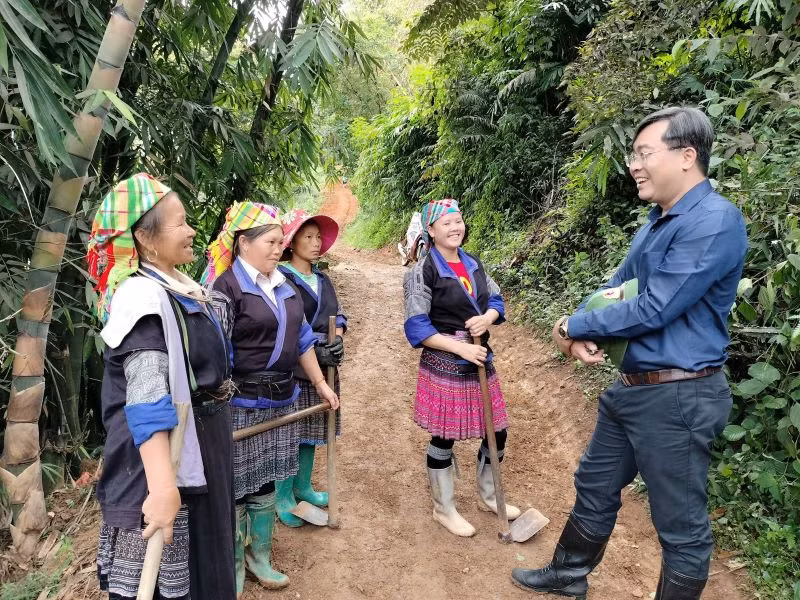 Bí thư Huyện ủy Mù Cang Chải Nông Việt Yên trao đổi với bà con nhân dân bản Dào Xa, xã Lao Chải. Bí thư Huyện ủy Mù Cang Chải Nông Việt Yên trao đổi với bà con nhân dân bản Dào Xa, xã Lao Chải.