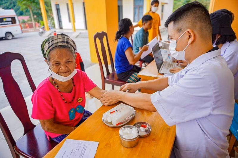 Lấy máu xét nghiệm phát hiện bệnh lao cho đồng bào Ma Coong ở Tân Trạch.