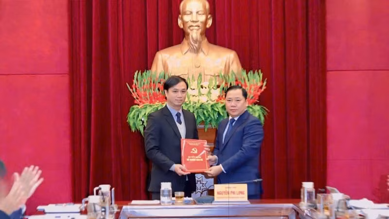 Bí thư Tỉnh ủy Hòa Bình Nguyễn Phi Long (phải) trao Quyết định của Ban Bí thư Trung ương Đảng cho đồng chí Phạm Anh Quý, Phó Bí thư Thành ủy, Chủ tịch Ủy ban nhân dân thành phố Hòa Bình tham gia Ban Chấp hành Đảng bộ tỉnh Hòa Bình nhiệm kỳ 2020-2025.