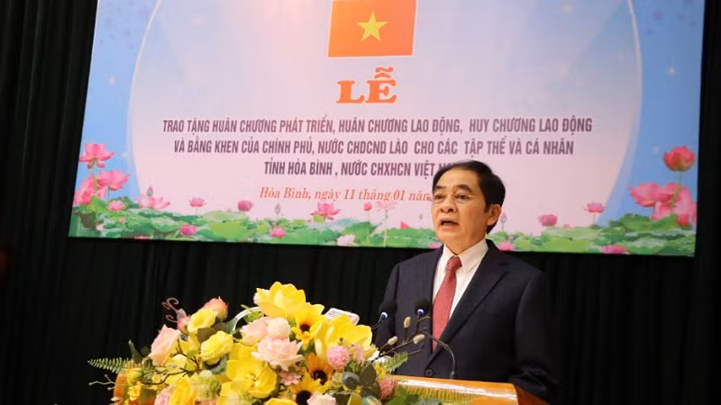 Đồng chí Khăm Pheng Xay Sổm Pheng, Bí thư - Tỉnh trưởng tỉnh Hủa Phăn phát biểu tại buổi lễ. Đồng chí Khăm Pheng Xay Sổm Pheng, Bí thư - Tỉnh trưởng tỉnh Hủa Phăn phát biểu tại buổi lễ.