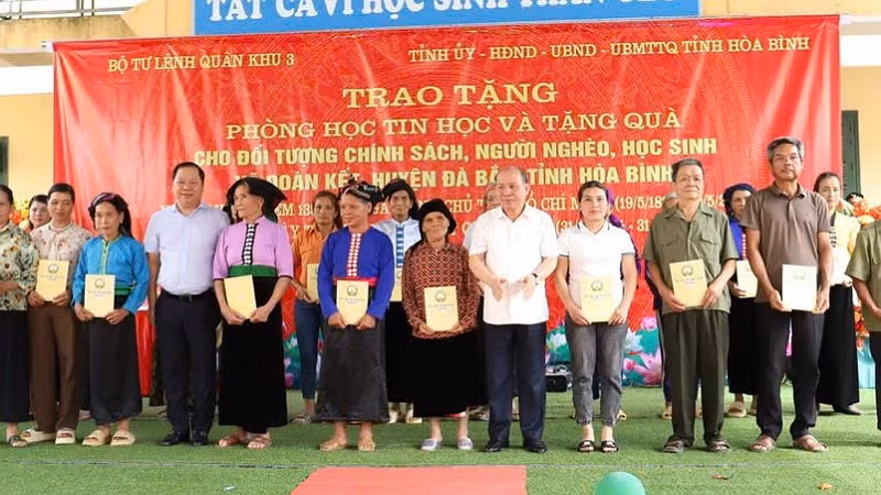 Lãnh đạo tỉnh Hòa Bình tặng quà cho các gia đình chính sách, gia đình có hoàn cảnh khó khăn trên địa bàn xã. Lãnh đạo tỉnh Hòa Bình tặng quà cho các gia đình chính sách, gia đình có hoàn cảnh khó khăn trên địa bàn xã.