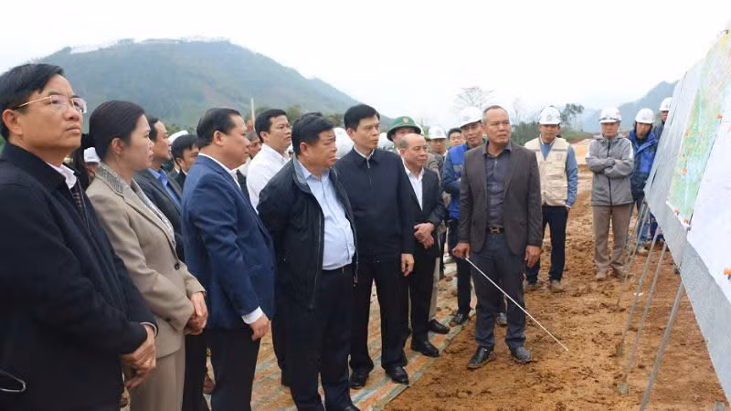 Phó Thủ tướng Nguyễn Chí Dũng (thứ 4 từ trái sang) khảo sát tiến độ thi công Dự án cao tốc Hòa Bình-Mộc Châu.