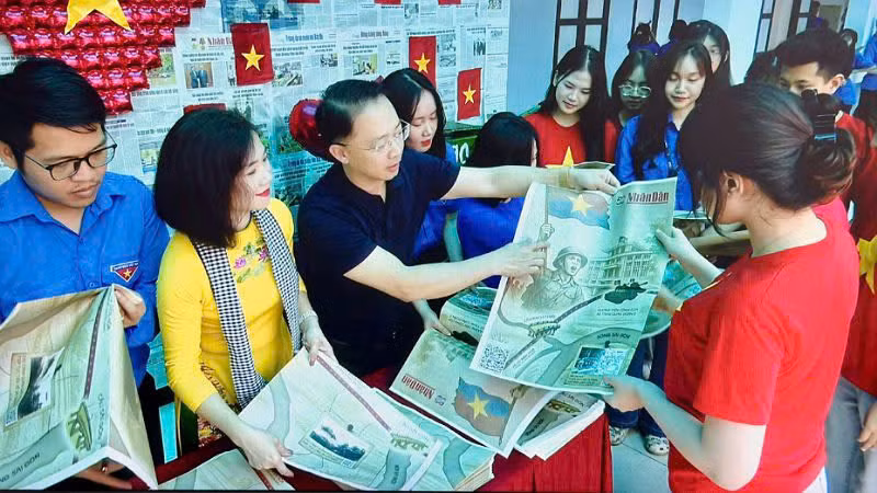 Đông đảo độc giả trẻ đón nhận phụ san. (Ảnh: NGUYỄN TUẤN) Đông đảo độc giả trẻ đón nhận phụ san. (Ảnh: NGUYỄN TUẤN)