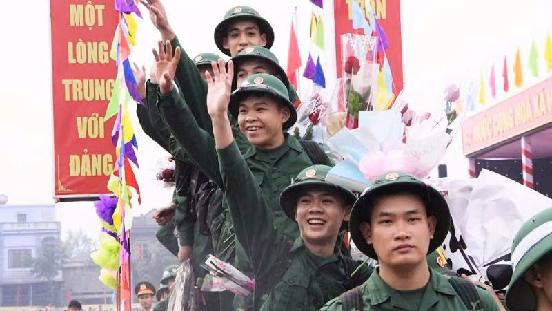 Các tân binh hào hứng, phấn khởi lên đường nhập ngũ.