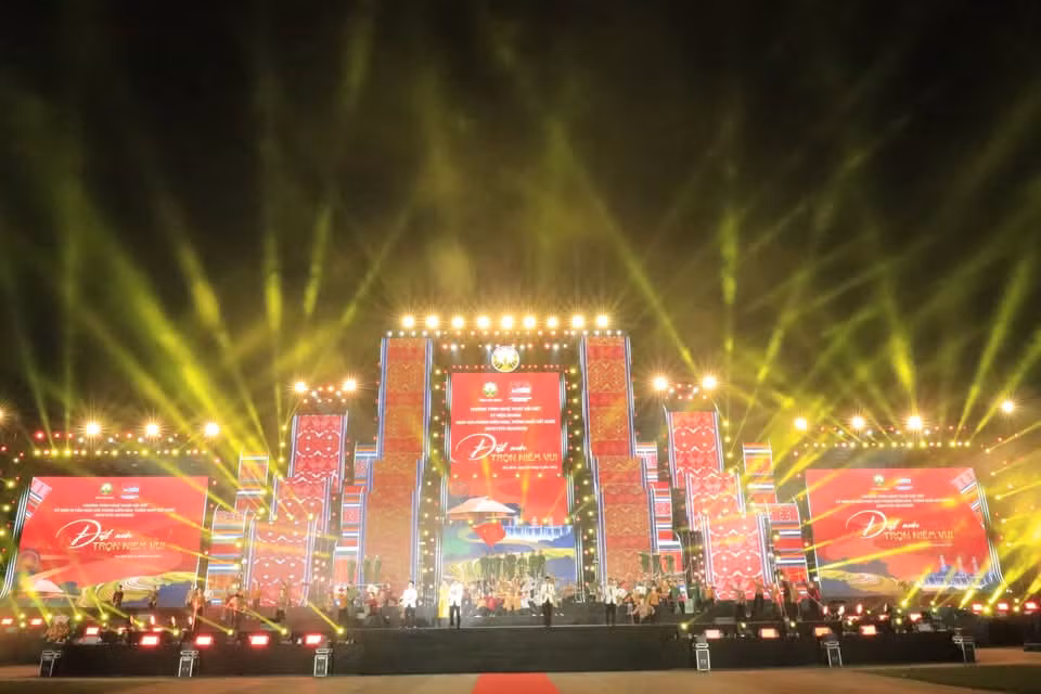 Chương trình nghệ thuật "Đất nước trọn niềm vui" với nhiều tiết mục phong phú, hấp dẫn.