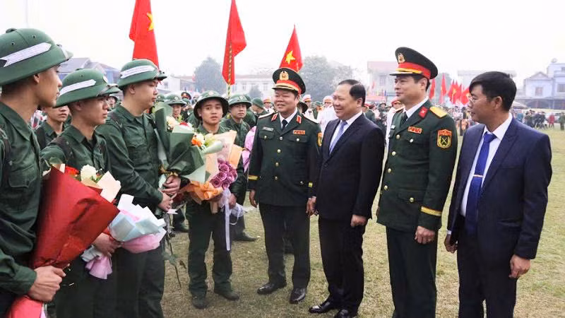 Lãnh đạo Quân khu 3 và lãnh đạo tỉnh Hòa Bình chúc mừng các tân binh lên đường nhập ngũ.