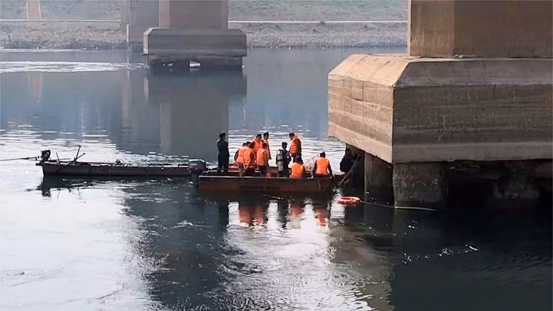 Lực lượng công binh, Bộ Chỉ huy quân sự tỉnh Hòa Bình trục vớt và hủy nổ an toàn 18 đầu đạn pháo còn tồn sót sau chiến tranh được phát hiện ngay chân trụ T8 cầu Hòa Bình.