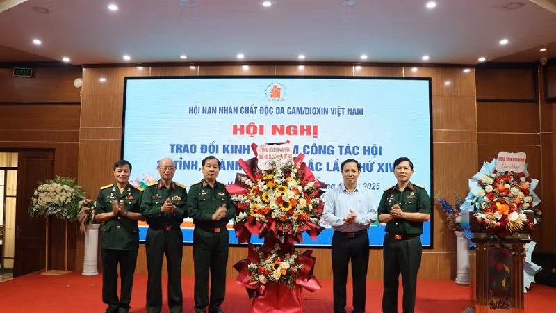 Lãnh đạo Hội nạn nhân chất độc da cam/dioxin tặng hoa lãnh đạo tỉnh Hòa Bình tại Hội nghị.