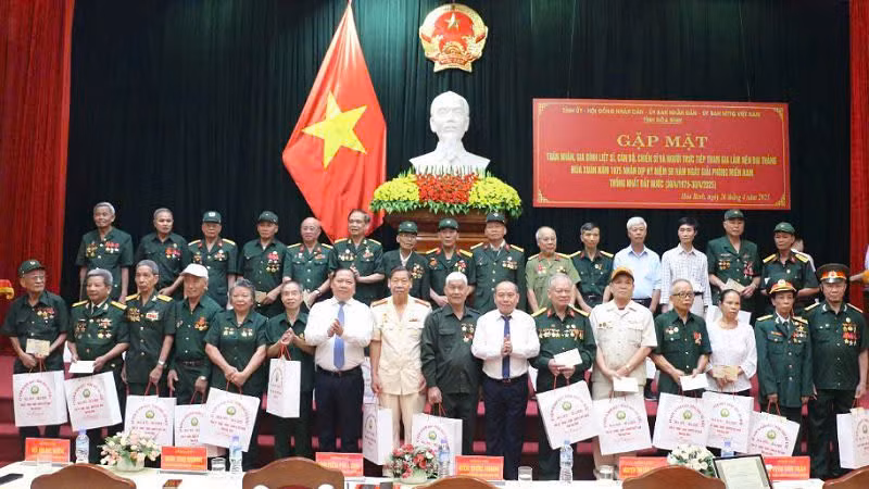 Lãnh đạo tỉnh Hòa Bình tặng quà đại biểu.