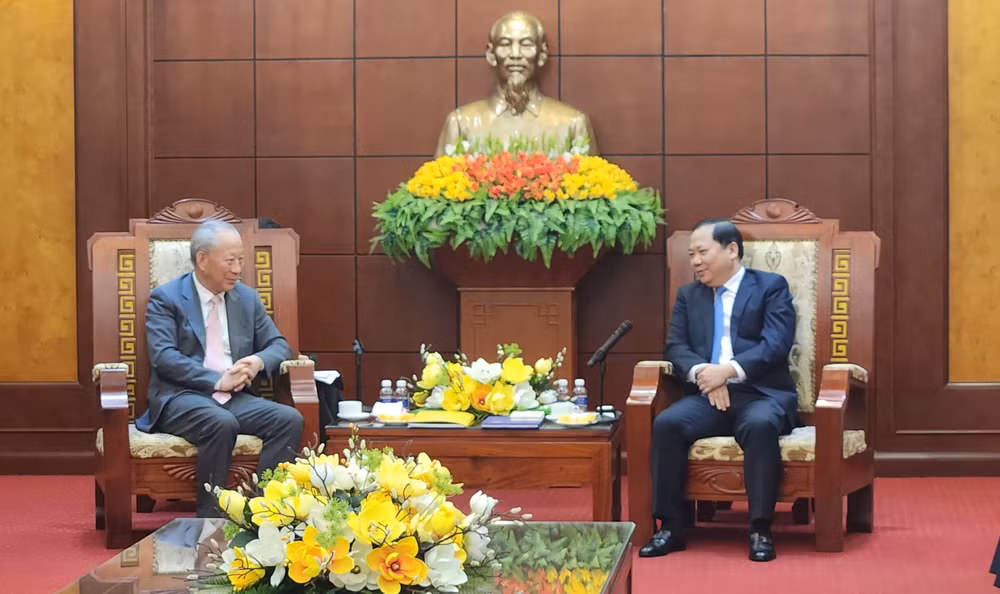 Đồng chí Nguyễn Phi Long, Bí thư Tỉnh ủy Hòa Bình (phải) tiếp Nhà sáng lập Tập đoàn Xây dựng Thái Bình Dương Nghiêm Giới Hòa. Đồng chí Nguyễn Phi Long, Bí thư Tỉnh ủy Hòa Bình (phải) tiếp Nhà sáng lập Tập đoàn Xây dựng Thái Bình Dương Nghiêm Giới Hòa.