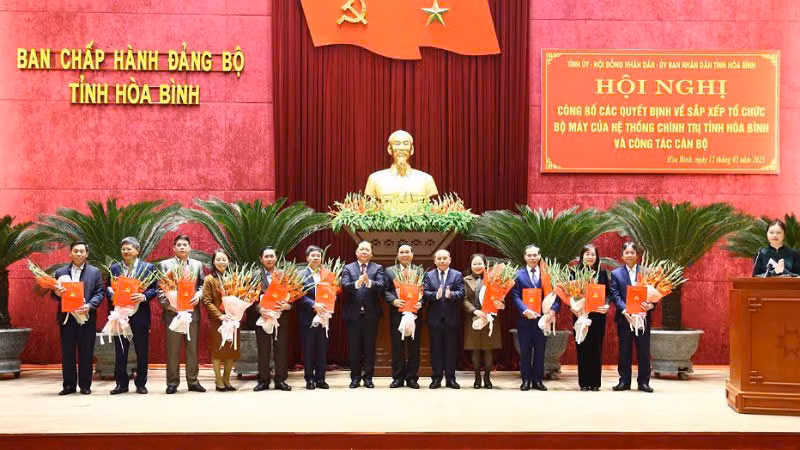 Bí thư Tỉnh ủy Hòa Bình Nguyễn Phi Long (thứ 7 từ trái sang) và Chủ tịch Ủy ban nhân dân tỉnh Bùi Đức Hinh (thứ 5 từ phải sang) tặng hoa các đồng chí lãnh đạo chủ chốt thuộc diện Ban Thường vụ Tỉnh ủy quản lý xin nghỉ hưu trước tuổi.