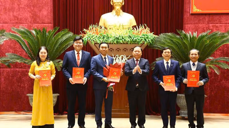 Bí thư TỈnh ủy Hòa Bình Nguyễn Phi Long trao quyết định và tặng hoa cho Lãnh đạo Ban Tuyên giáo và Dân vận TỈnh ủy.