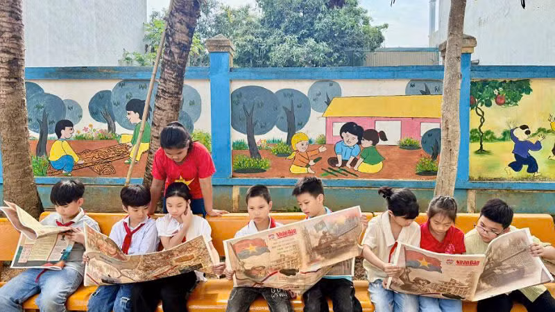 Các em học sinh Trường tiểu học và trung học cơ sở Thái Bình, thành phố Hòa Bình, chăm chú xem phụ san. (Ảnh: NGUYỄN TUẤN) Các em học sinh Trường tiểu học và trung học cơ sở Thái Bình, thành phố Hòa Bình, chăm chú xem phụ san. (Ảnh: NGUYỄN TUẤN)