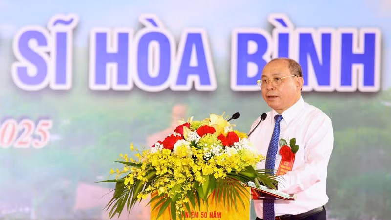 Đồng chí Bùi Đức Hinh, Chủ tịch Ủy ban nhân dân tỉnh Hòa Bình phát biểu tại buổi lễ.
