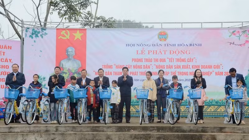 Trung ương Hội Nông dân Việt Nam tặng 10 xe đạp cho các cháu học giỏi vượt khó của huyện Tân Lạc.