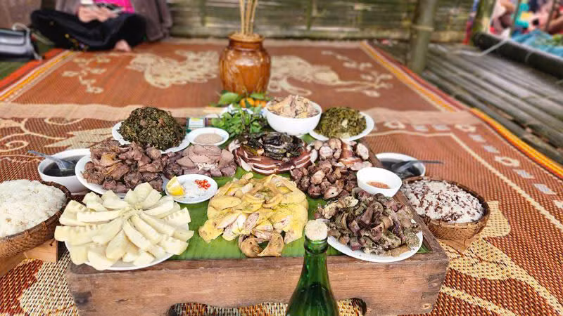 Mâm cỗ của người Mường - nét văn hóa ẩm thực không thể thiếu tại mỗi lễ hội. Mâm cỗ của người Mường - nét văn hóa ẩm thực không thể thiếu tại mỗi lễ hội.