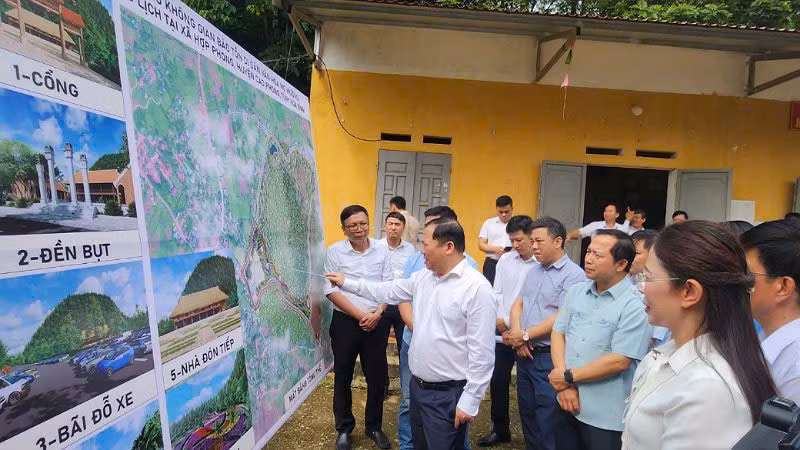 Bí thư Tỉnh ủy Hòa Bình Nguyễn Phi Long (giữa) chỉ đạo thúc đẩy nhanh dự án Khu không gian bảo tồn Di sản văn hóa Mo Mường.
