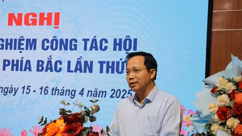 Phó Chủ tịch Ủy ban nhân dân tỉnh Hòa Bình Nguyễn Văn Toàn phát biểu tại hội nghị.