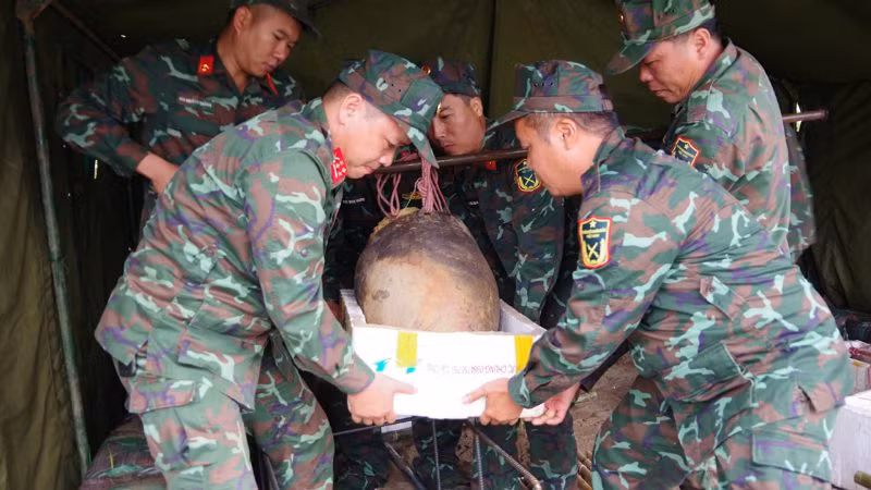 Lực lượng làm nhiệm vụ của Bộ Chỉ huy Quân sự tỉnh Hòa Bình vận chuyển bom đến nơi hủy nổ an toàn.