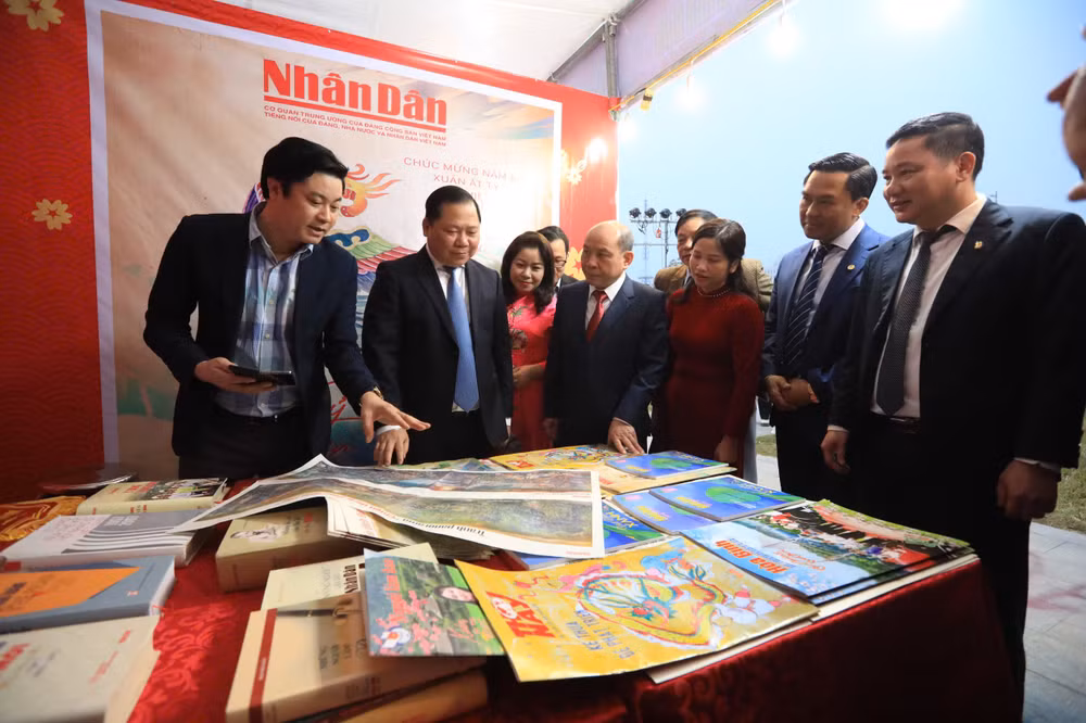 Lãnh đạo tỉnh Hòa Bình tham quan gian trưng bày của Báo Nhân Dân tại Hội báo Xuân Ất Tỵ 2025.