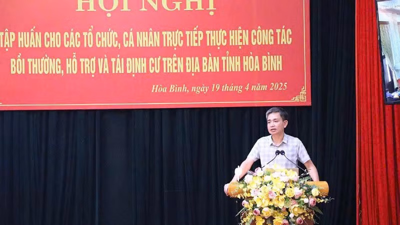 Ông Đào Anh Thép, Chi Cục trưởng Chi cục đất đai, Sở Nông nghiệp và Môi trường tỉnh Hòa Bình phát biểu tại hội nghị.