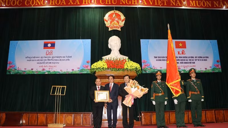 Lãnh đạo Ủy ban nhân dân tỉnh Hòa Bình nhận Huân chương phát triển hạng nhất của Chính phủ Lào. Lãnh đạo Ủy ban nhân dân tỉnh Hòa Bình nhận Huân chương phát triển hạng nhất của Chính phủ Lào.