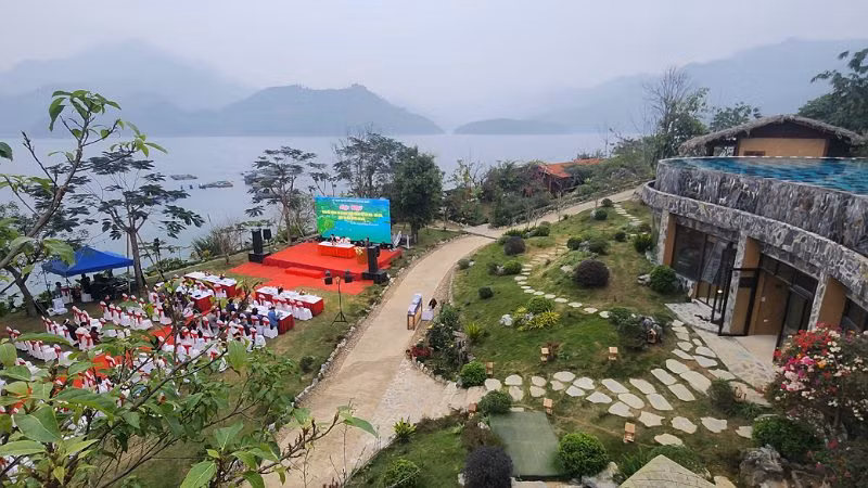 Huyện Đà Bắc có nhiều khu nghỉ dưỡng hấp dẫn du khách trong và ngoài nước.