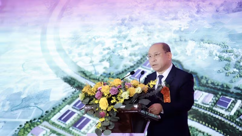 Đồng chí Bùi Đức Hinh, Chủ tịch Ủy ban nhân dân tỉnh Hòa Bình phát biểu tại lễ khởi công.